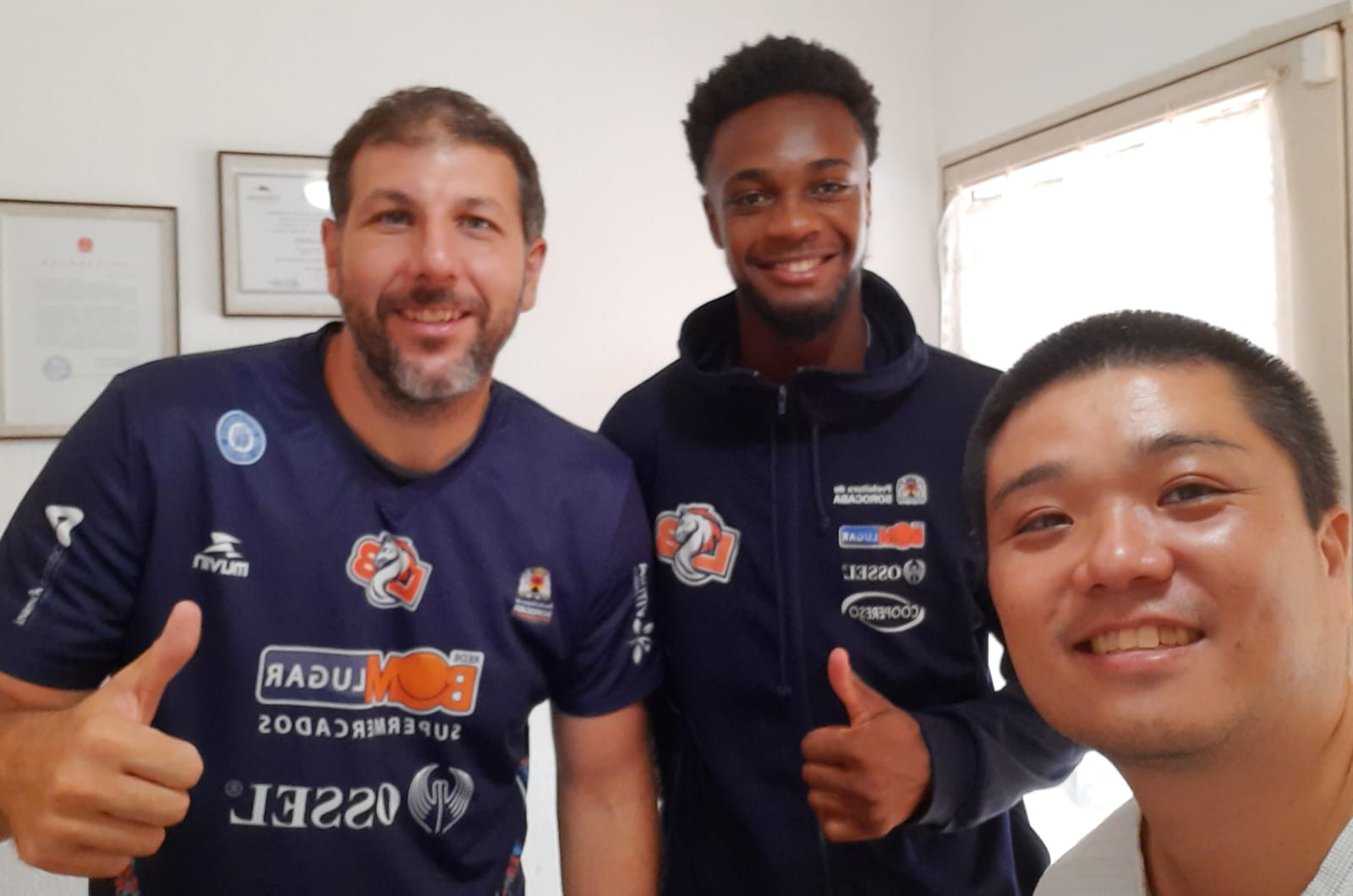 Fábio Kiyochi Hayashida aplicando Quick Massage